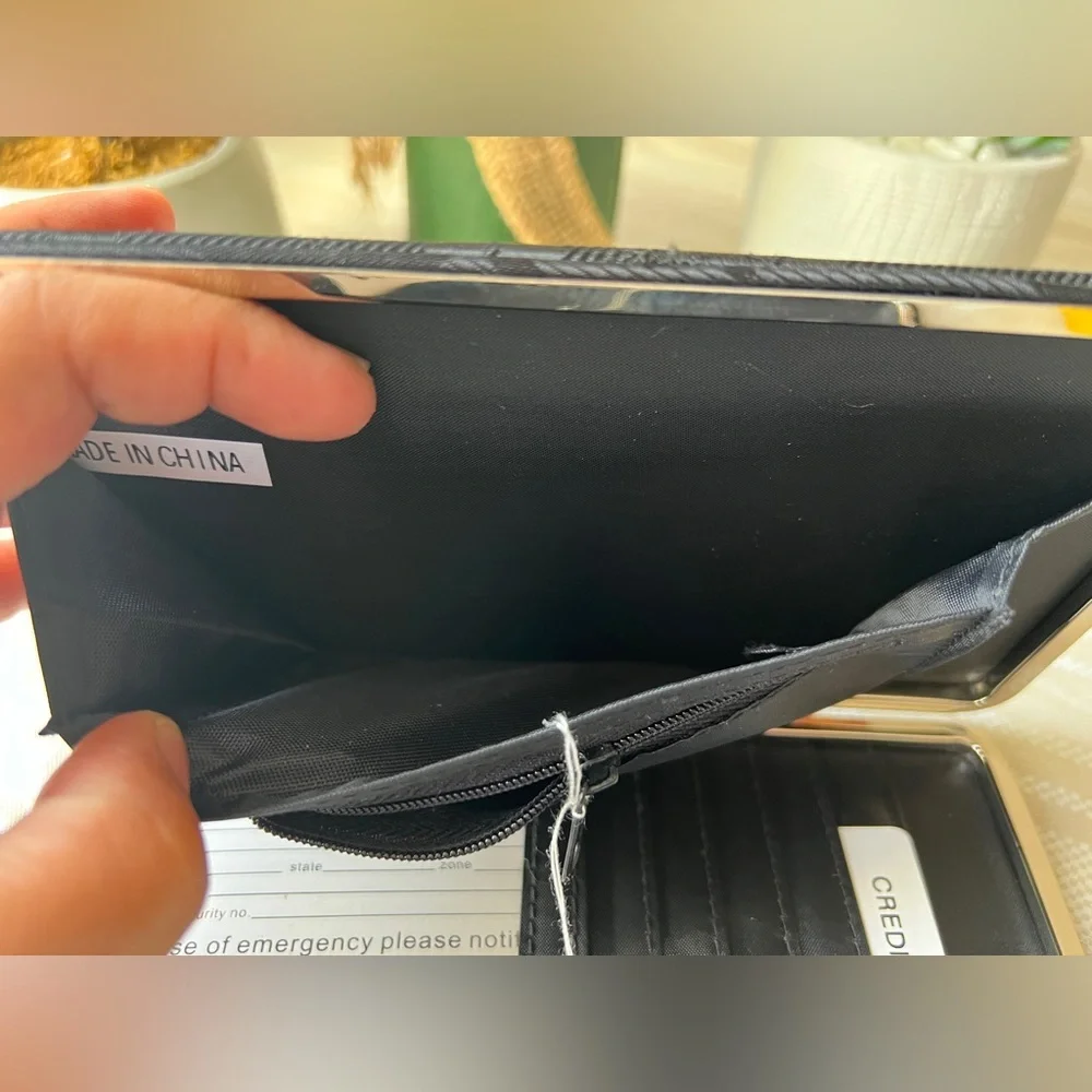 🌸4/$25 Black “G” snap wallet/clutch